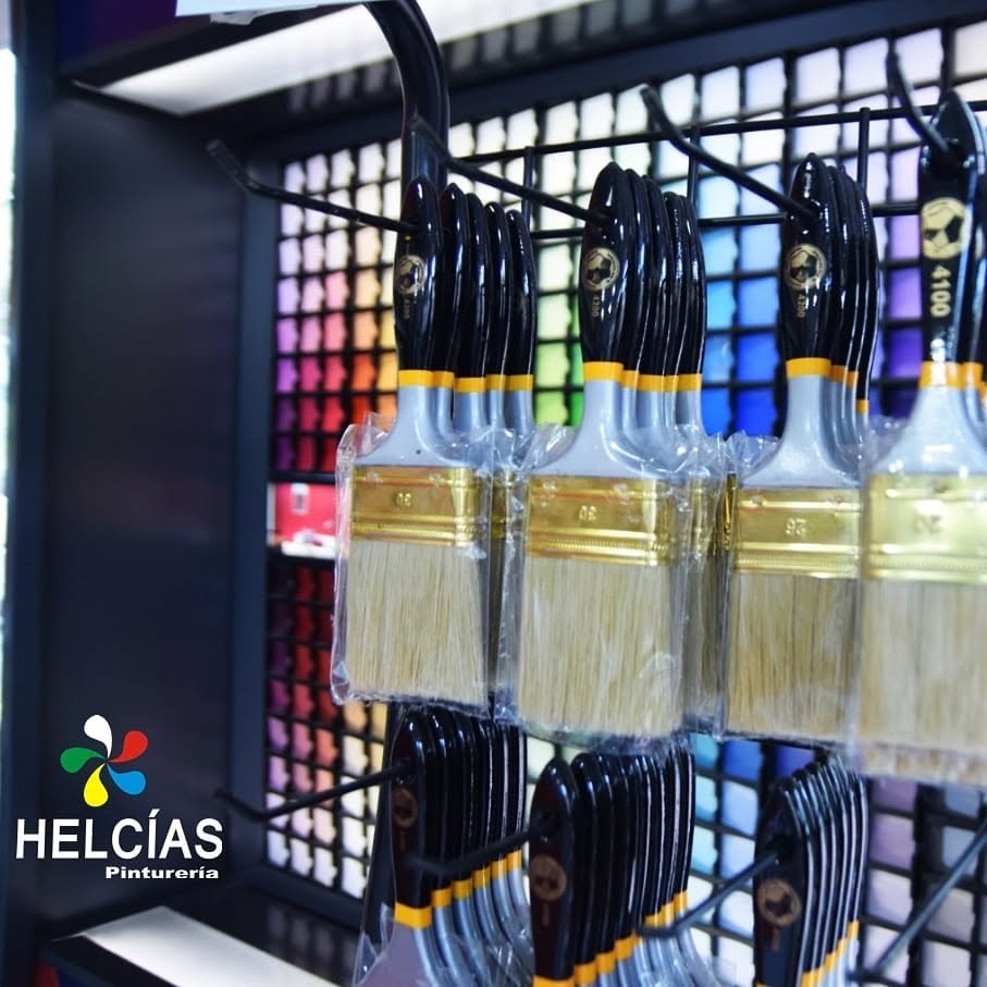 Góndolas de productos en Pinturería Helcias